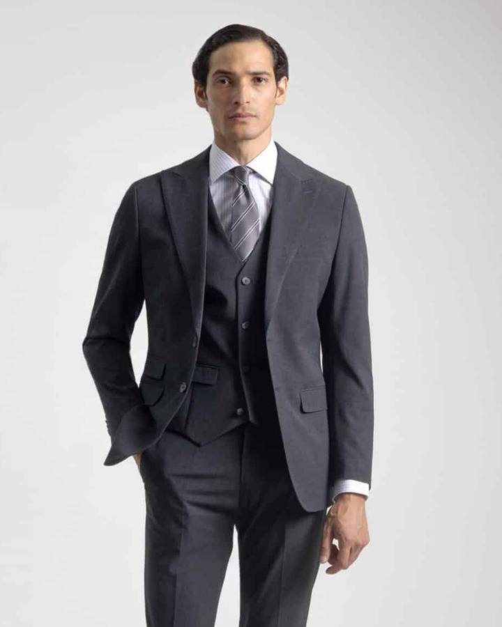 Traje 3 piezas gris antracita de PuroEgo, con chaleco, camisa a rayas y corbata a rayas.