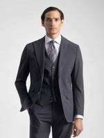 Traje 3 piezas gris antracita de PuroEgo, con chaleco, camisa a rayas y corbata a rayas.