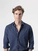 Camisa de lino azul marino de PuroEgo, de manga larga y con el cuello abierto.