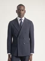 Traje cruzado 6x2 azul marino de PuroEgo, con camisa blanca y corbata.