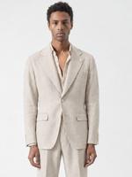 Traje 2 piezas de lino arena de PuroEgo, con la camisa abierta en el cuello.