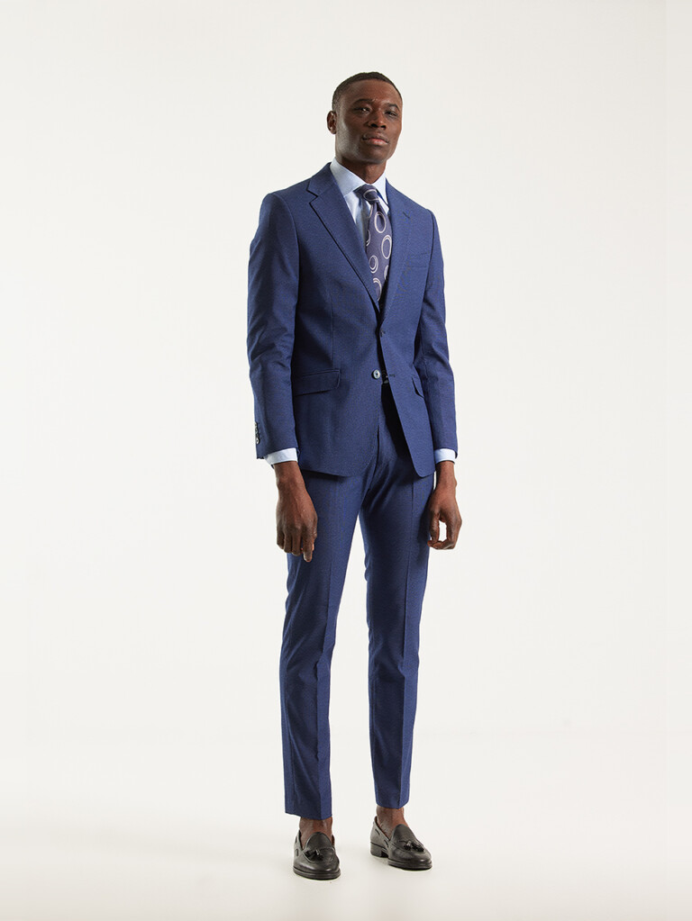 Traje de dos piezas azul tinta con micro cuadro PuroEgo, chaqueta de dos botones y pantalón recto