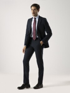 Pantalón azul travel PuroEgo con tejido antiarrugas y corte regular