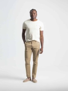 Pantalón chino beige de corte recto con bolsillos laterales, modelo PuroEgo