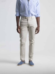Pantalón chino marfil corte recto PuroEgo, tiro medio y color crema claro