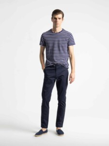 Pantalón chino azul marino con corte regular y bolsillos laterales, modelo PuroEgo
