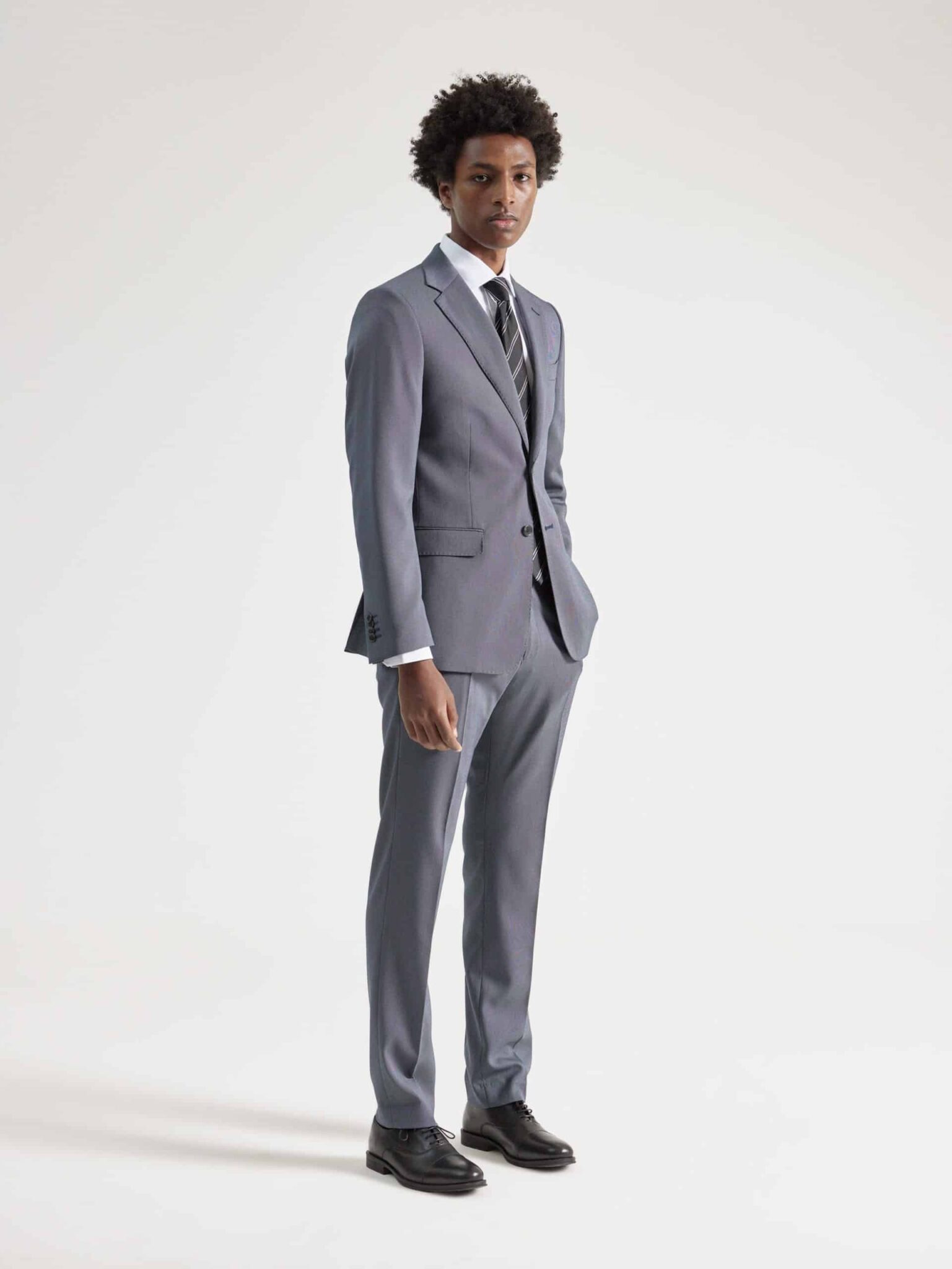 Traje de dos piezas gris PuroEgo con tejido de estructura, chaqueta de dos botones y pantalón recto