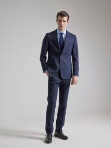 Traje de dos piezas azul PuroEgo con tejido de estructura, chaqueta de dos botones y pantalón recto