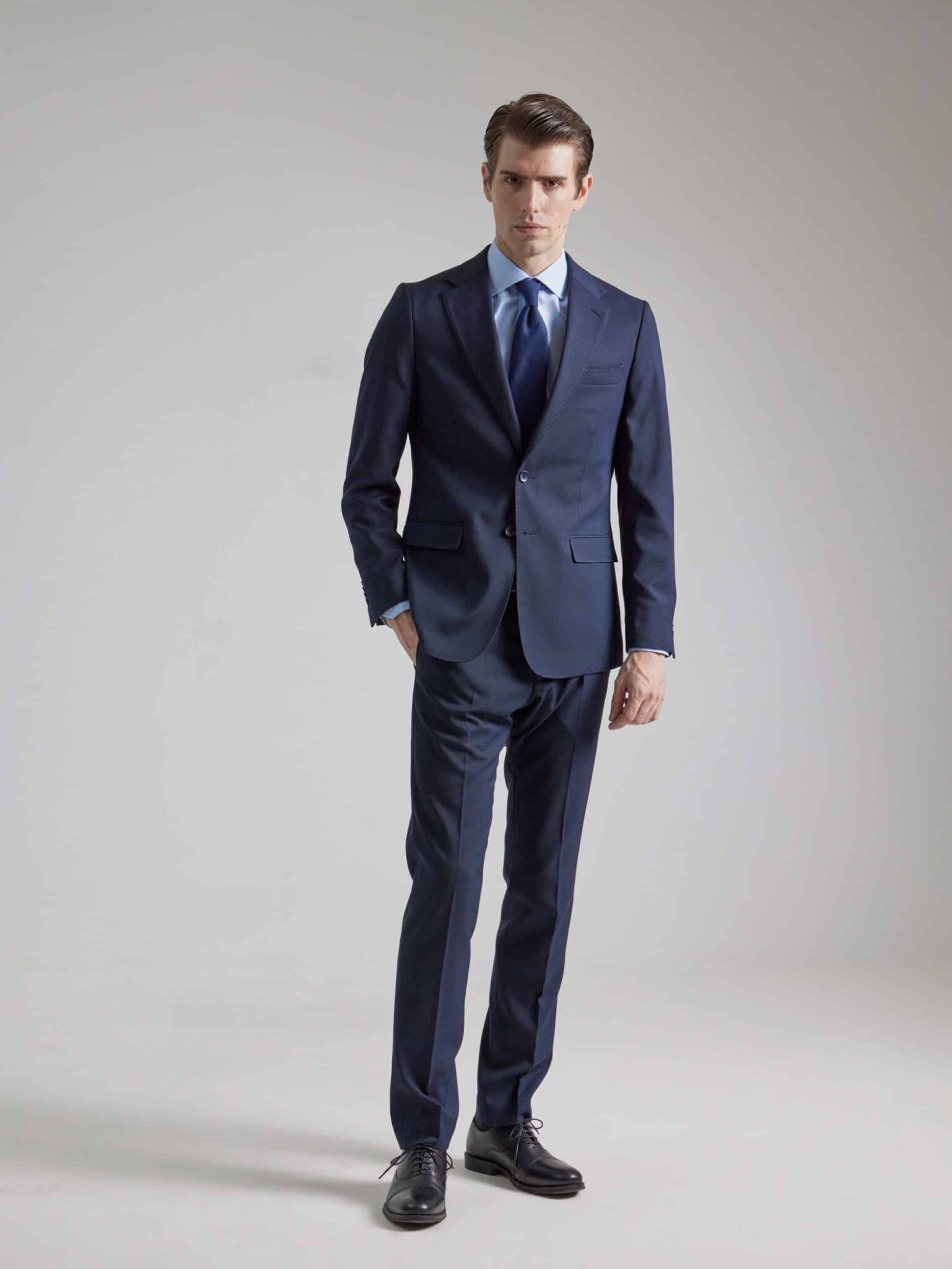 Traje de dos piezas azul PuroEgo con tejido de estructura, chaqueta de dos botones y pantalón recto