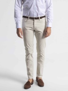 Vista frontal de pantalón 5 bolsillos arena en corte slim, combinado con camisa blanca y cinturón marrón, modelo PuroEgo