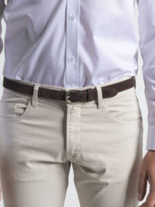 Vista frontal en detalle de pantalón 5 bolsillos arena con cinturón de cuero marrón, combinado con camisa celeste PuroEgo