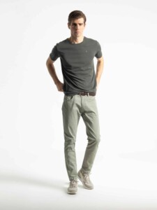 Pantalón verde de cinco bolsillos con corte slim fit, modelo PuroEgo