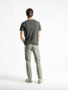 Vista de espalda completa: pantalón 5 bolsillos verde oliva y camiseta gris carbón, mostrando silueta recta y caída natural