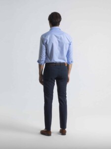 Pantalón azul de cinco bolsillos PuroEgo de espalda, cuerpo entero: bolsillos traseros con vivo y caída recta hasta el tobillo.