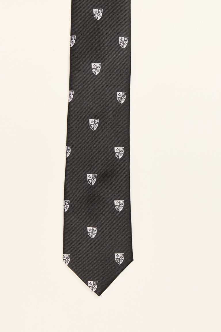 Corbata negra PuroEgo con patrón de escudos repetidos, ancho clásico