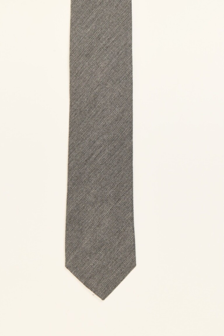 Corbata gris con textura soft mate y relieve discreto, modelo PuroEgo