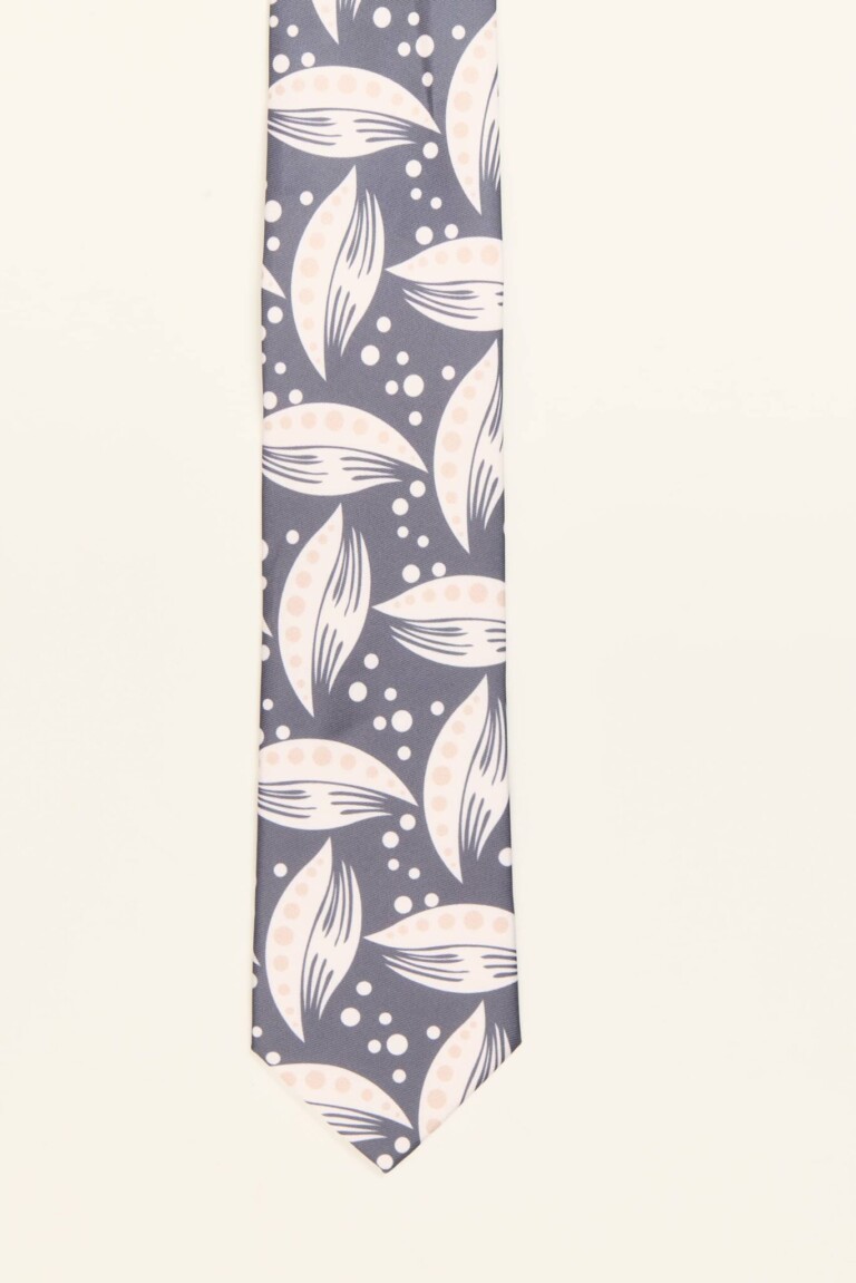 Corbata azul marino con estampado de hojas y ancho maxi, modelo PuroEgo