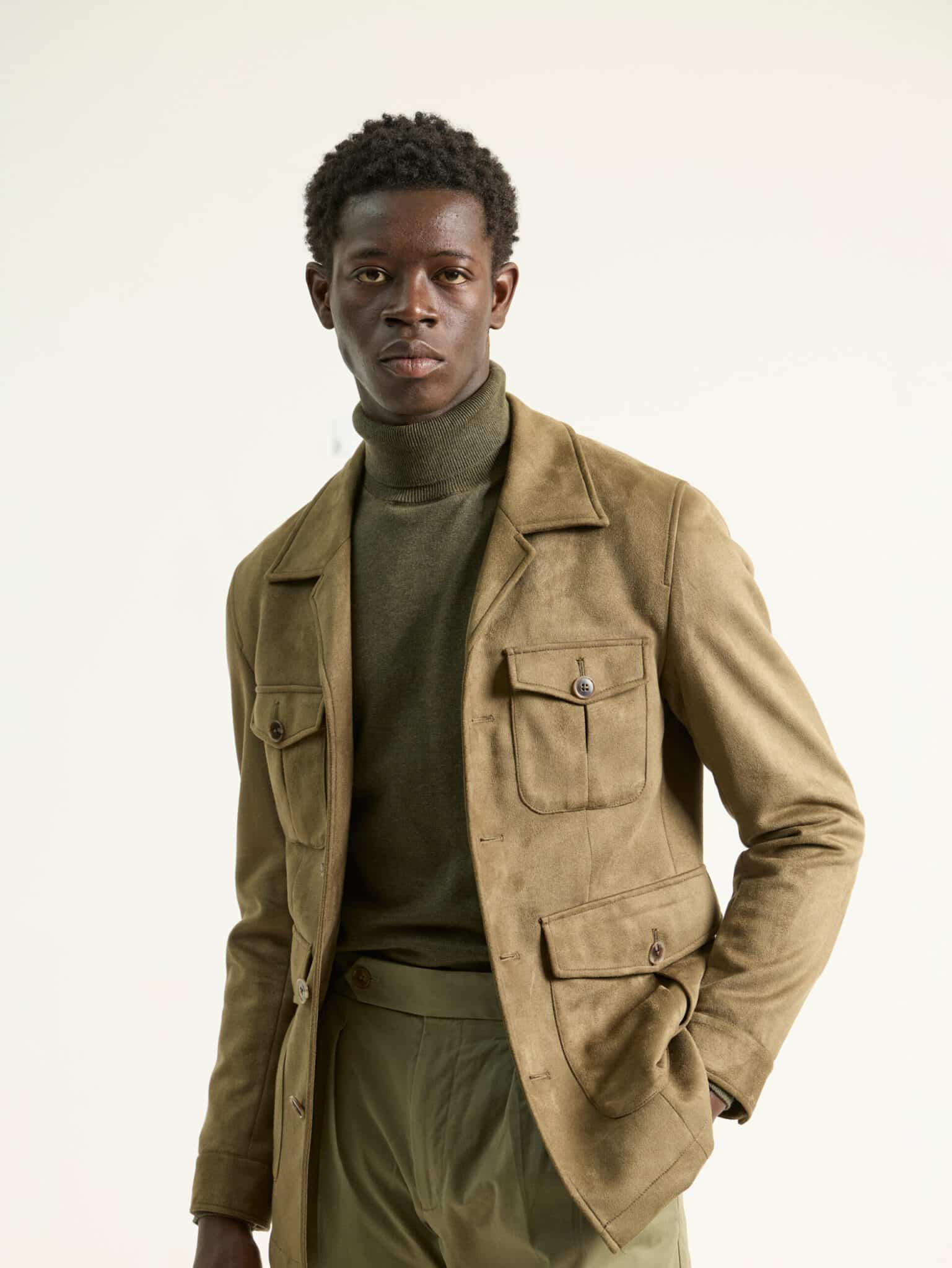 Chaqueta sahariana camel PuroEgo con cuatro bolsillos de tapeta y efecto gamuza