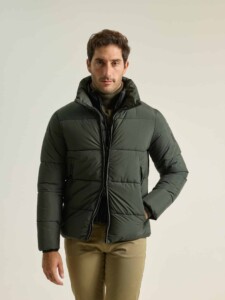 Parka verde oscuro acolchada PuroEgo con cuello alto, doble cremallera y bolsillos laterales