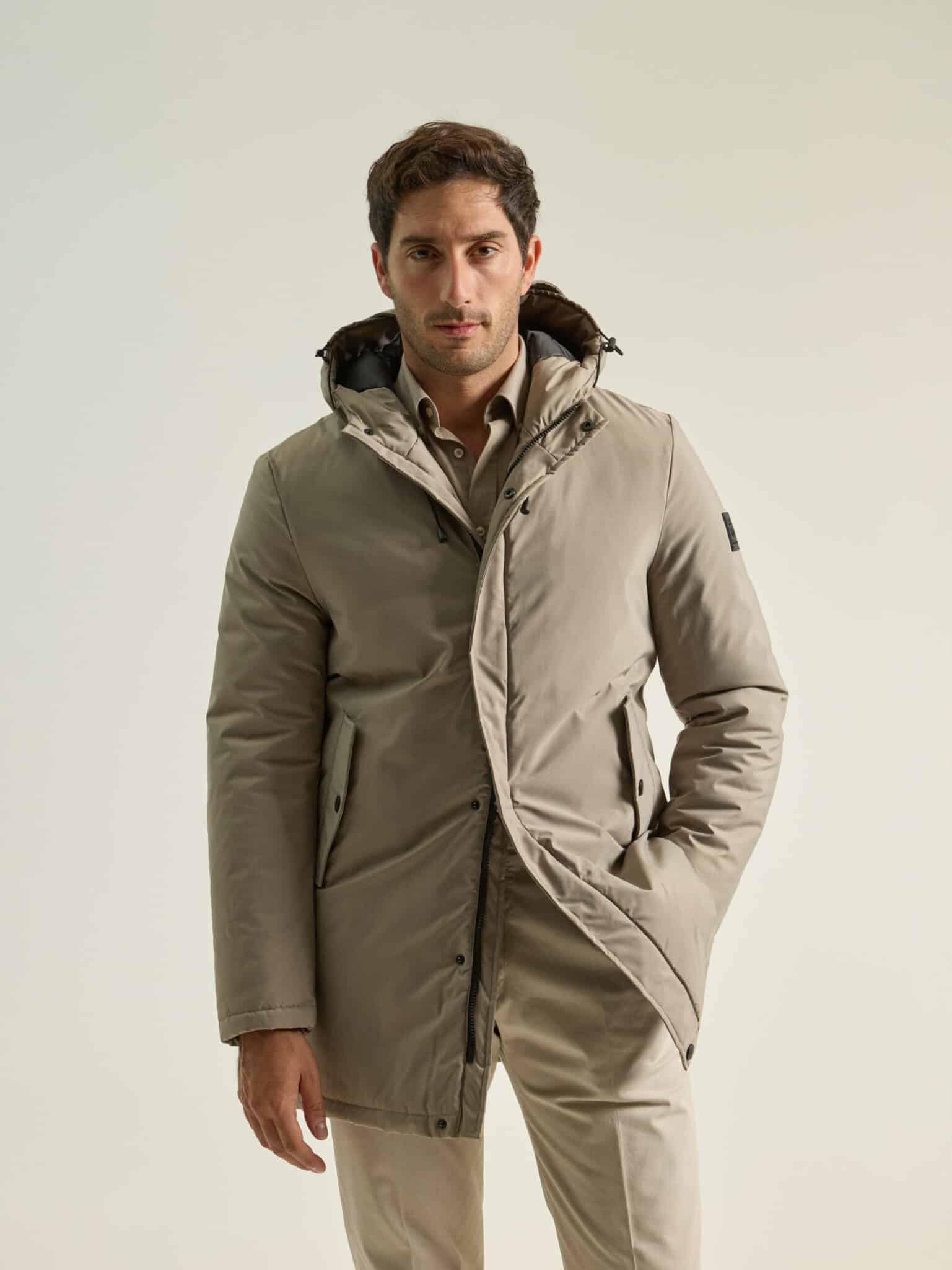 Parka beige acolchada PuroEgo con capucha ajustable, cremallera central y bolsillos con solapa