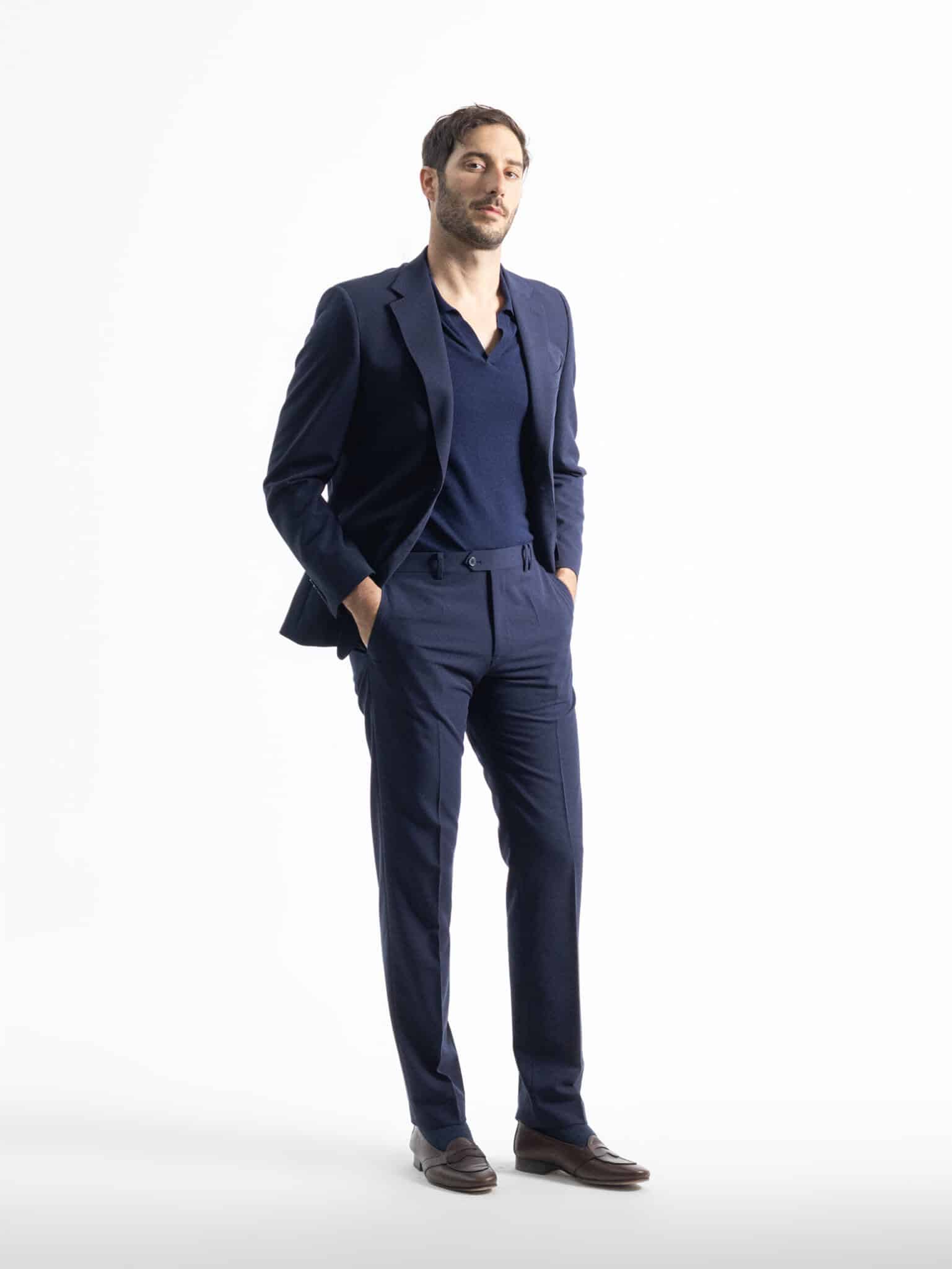 Traje de dos piezas azul marino PuroEgo con corte slim fit, hombros estructurados y bolsillos inclinados