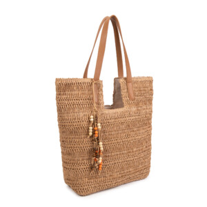 Bolso de rafia beige en tres cuartos: se ven el costado, el fondo y el interior forrado, además de las asas de cuero café y el colgante de mostacillas.