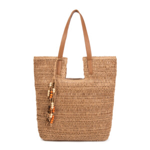 Bolso de rafia beige visto de frente sobre fondo blanco, con asas de cuero café y colgante de mostacillas de madera crema, naranja y café.