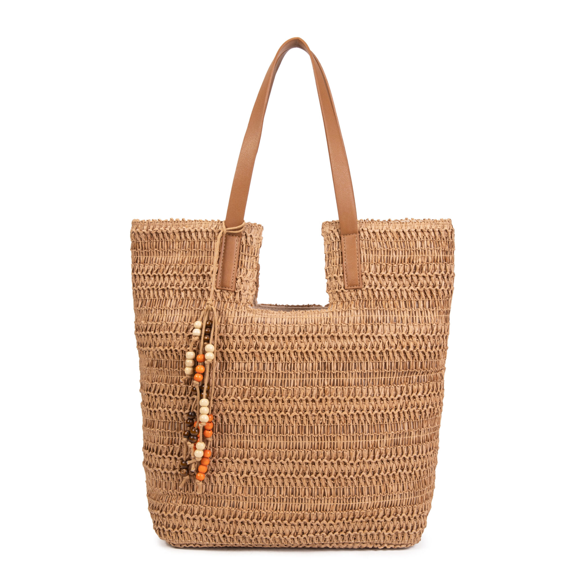 Bolso de rafia beige visto de frente sobre fondo blanco, con asas de cuero café y colgante de mostacillas de madera crema, naranja y café.
