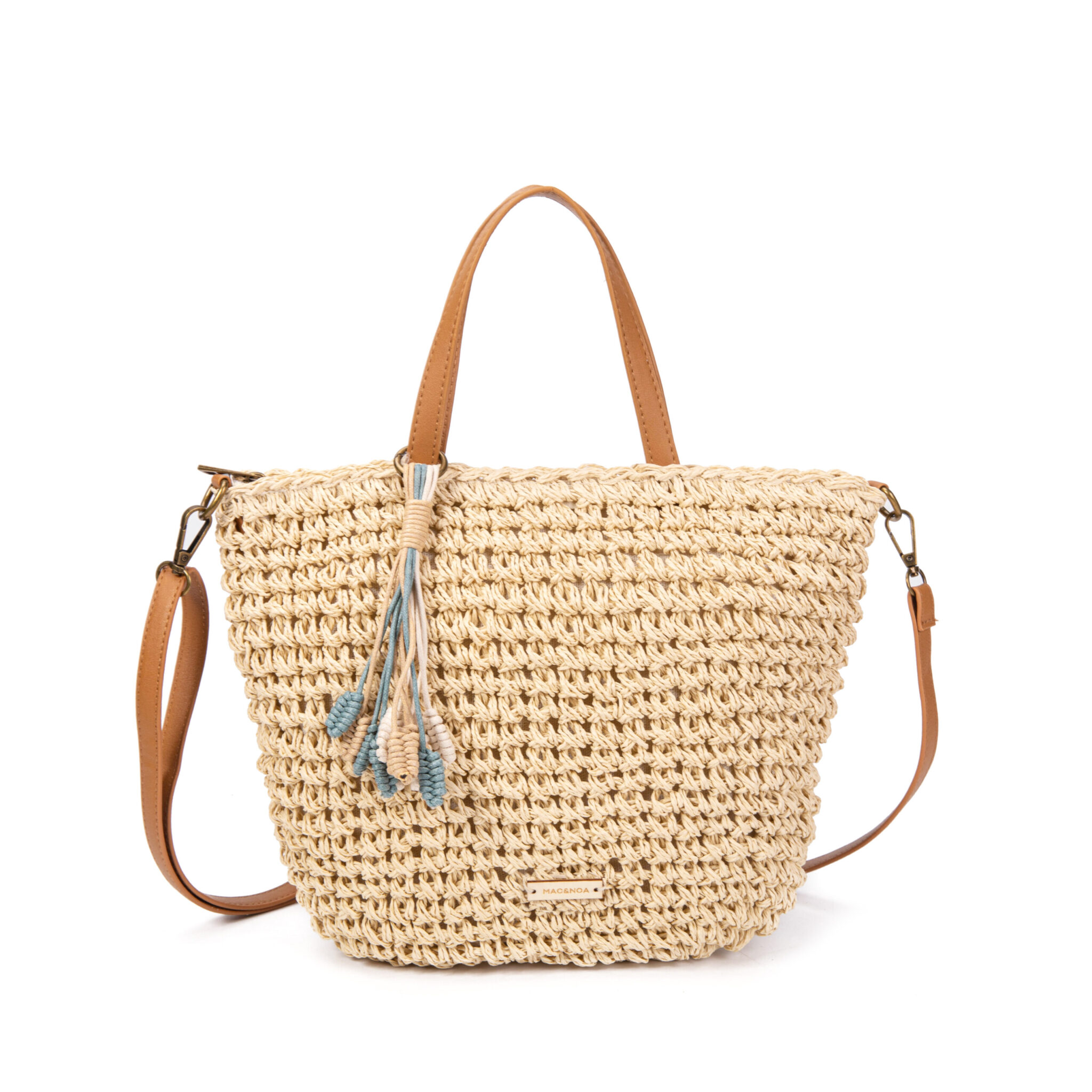 Bolso tejido en fibra natural color crudo, marca, visto de frente con asas de cuero café, correa larga y borla de cordones celeste y crudo.