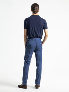 Traje 2 piezas azul de espalda sin la chaqueta: caída del pantalón, presillas, hebillas laterales y bolsillo trasero con botón.