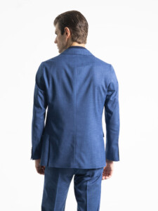 Traje 2 piezas azul visto de espalda con la chaqueta puesta: costura central, aberturas laterales y caída de las mangas.