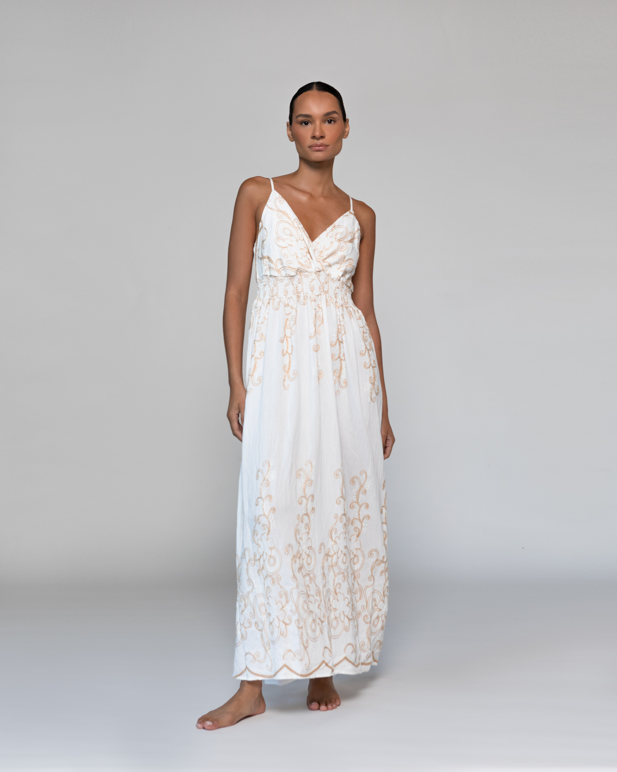 VESTIDO LARGO BLANCO BORDADO BEIGE