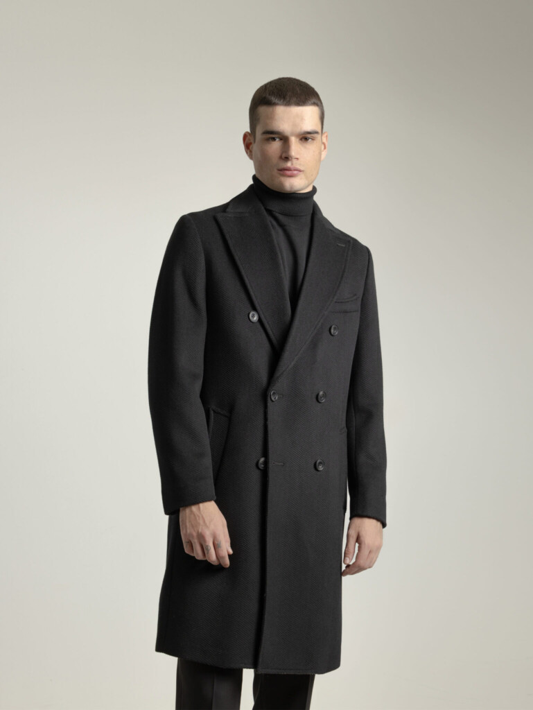 Abrigo negro con tejido espiga y corte recto, modelo PuroEgo