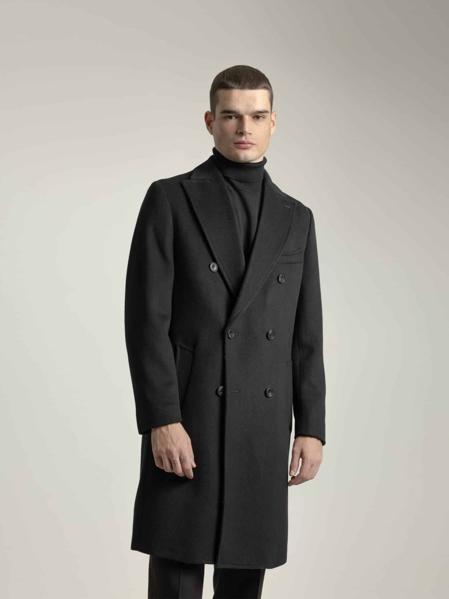 Abrigo negro con tejido espiga y corte recto, modelo PuroEgo