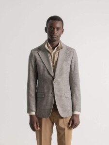 Blazer beige con patrón micro houndstooth y chaleco interior desmontable, modelo PuroEgo