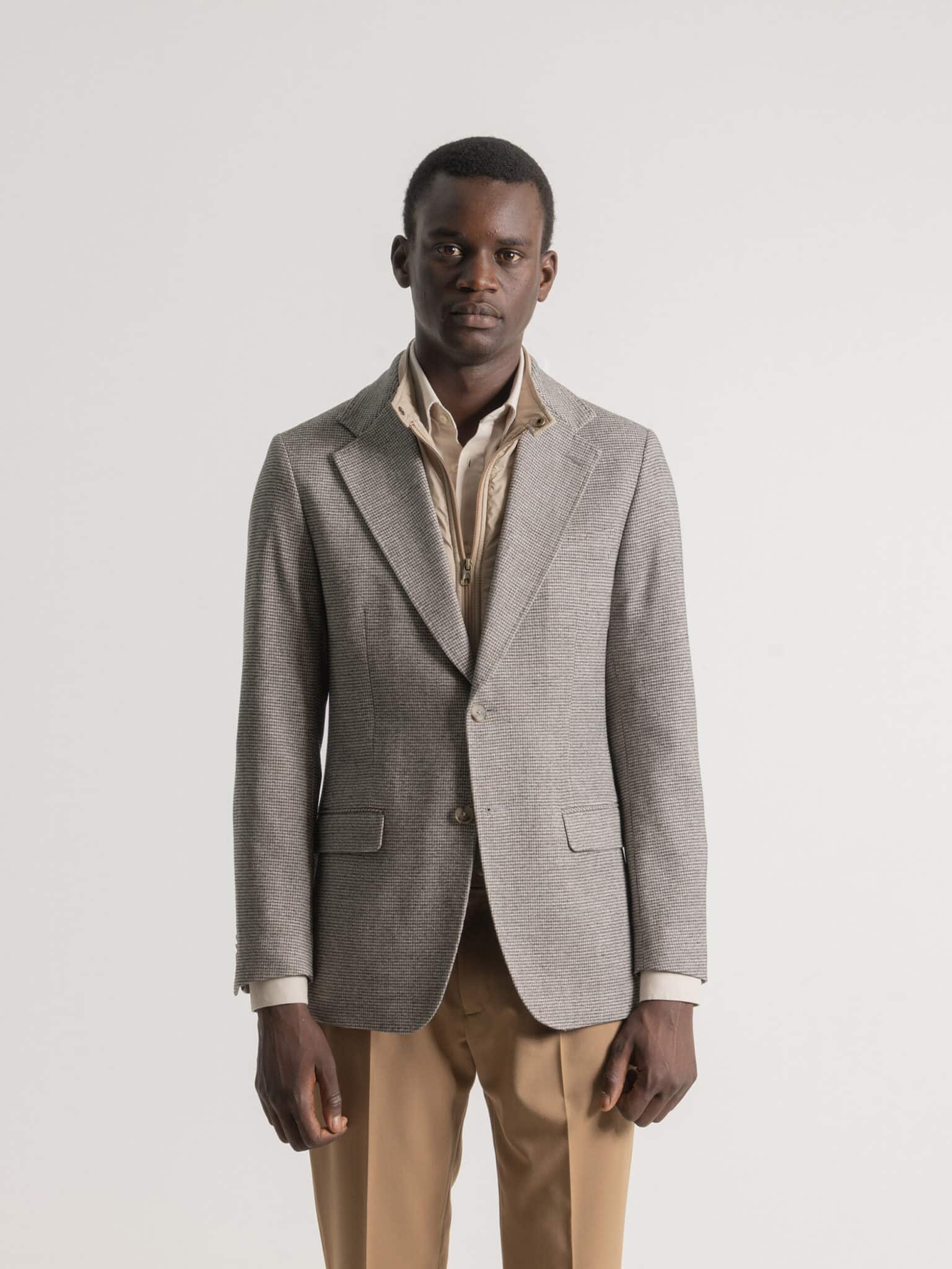 Blazer beige con patrón micro houndstooth y chaleco interior desmontable, modelo PuroEgo