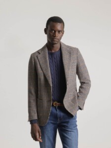 Blazer beige y navy con patrón houndstooth pata de gallo, modelo PuroEgo
