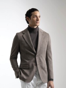 Blazer natural con patrón príncipe de gales, dos botones y solapa de muesca