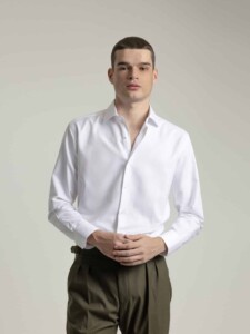 Camisa blanca PuroEgo con cuello italiano y tejido twill de trama diagonal