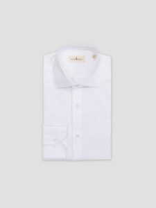 Camisa de vestir blanca PuroEgo doblada sin modelo, con la etiqueta de la marca en el cuello y el puño de dos botones a la vista.