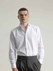 Camisa blanca con cuello italiano y tejido jacquard, modelo PuroEgo