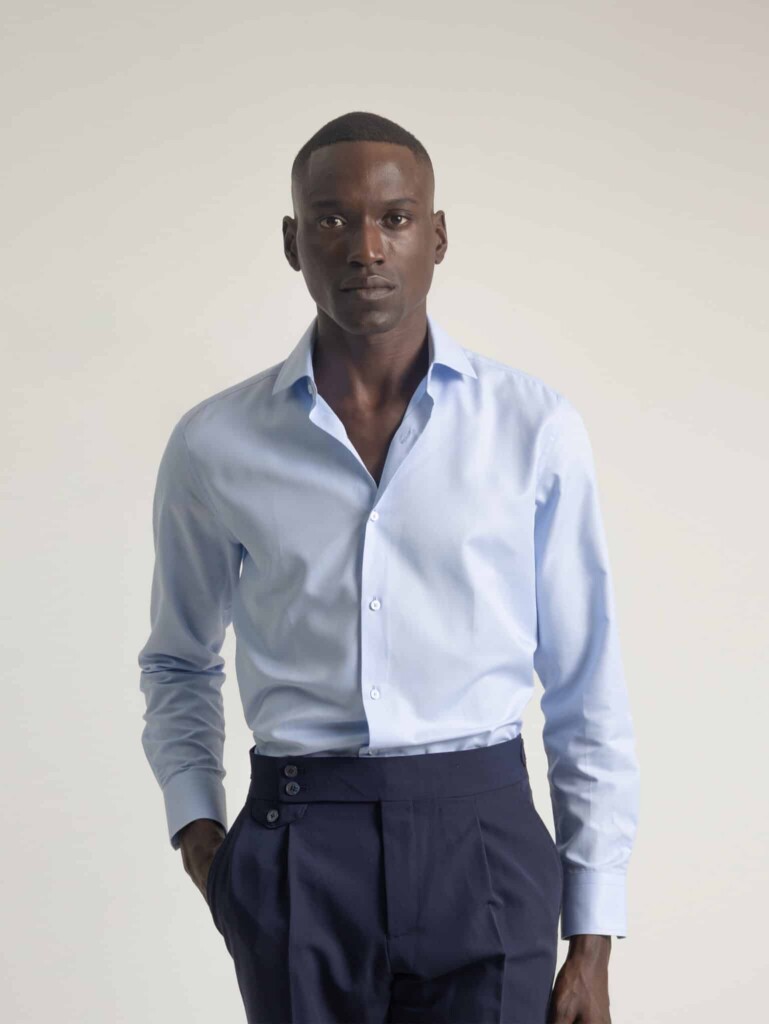 Camisa celeste en tejido twill con cuello italiano, modelo PuroEgo