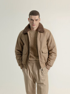 Bomber beige con cuello de borrego sintético y cierre frontal, modelo PuroEgo