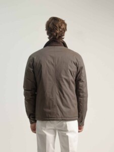Espalda de la chaqueta field kaki PuroEgo en modelo: espalda lisa con costura central, puños con botón y cuello de pana asomando.