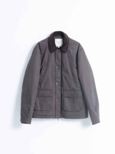Chaqueta field kaki PuroEgo tendida sin modelo sobre fondo blanco, de frente, con cuello de pana café y dos bolsillos con tapa y botón.