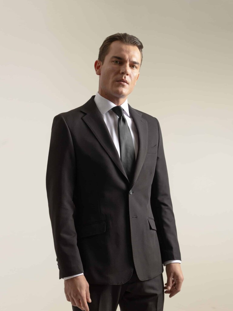 Traje negro de dos piezas PuroEgo con chaqueta de dos botones y pantalón recto