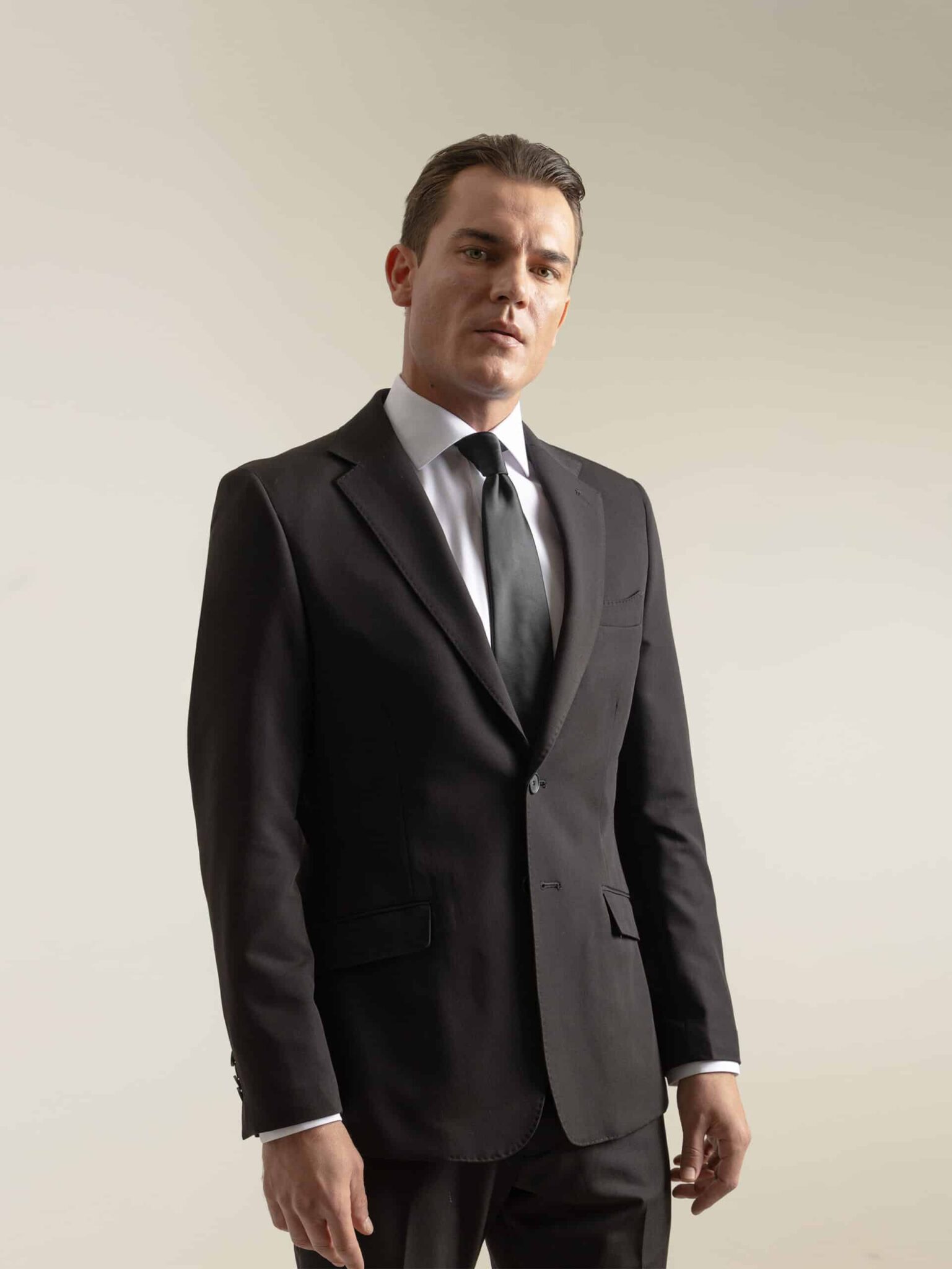 Traje negro de dos piezas PuroEgo con chaqueta de dos botones y pantalón recto