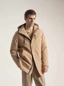Abrigo beige con capucha integrada y cierre frontal oculto, modelo PuroEgo