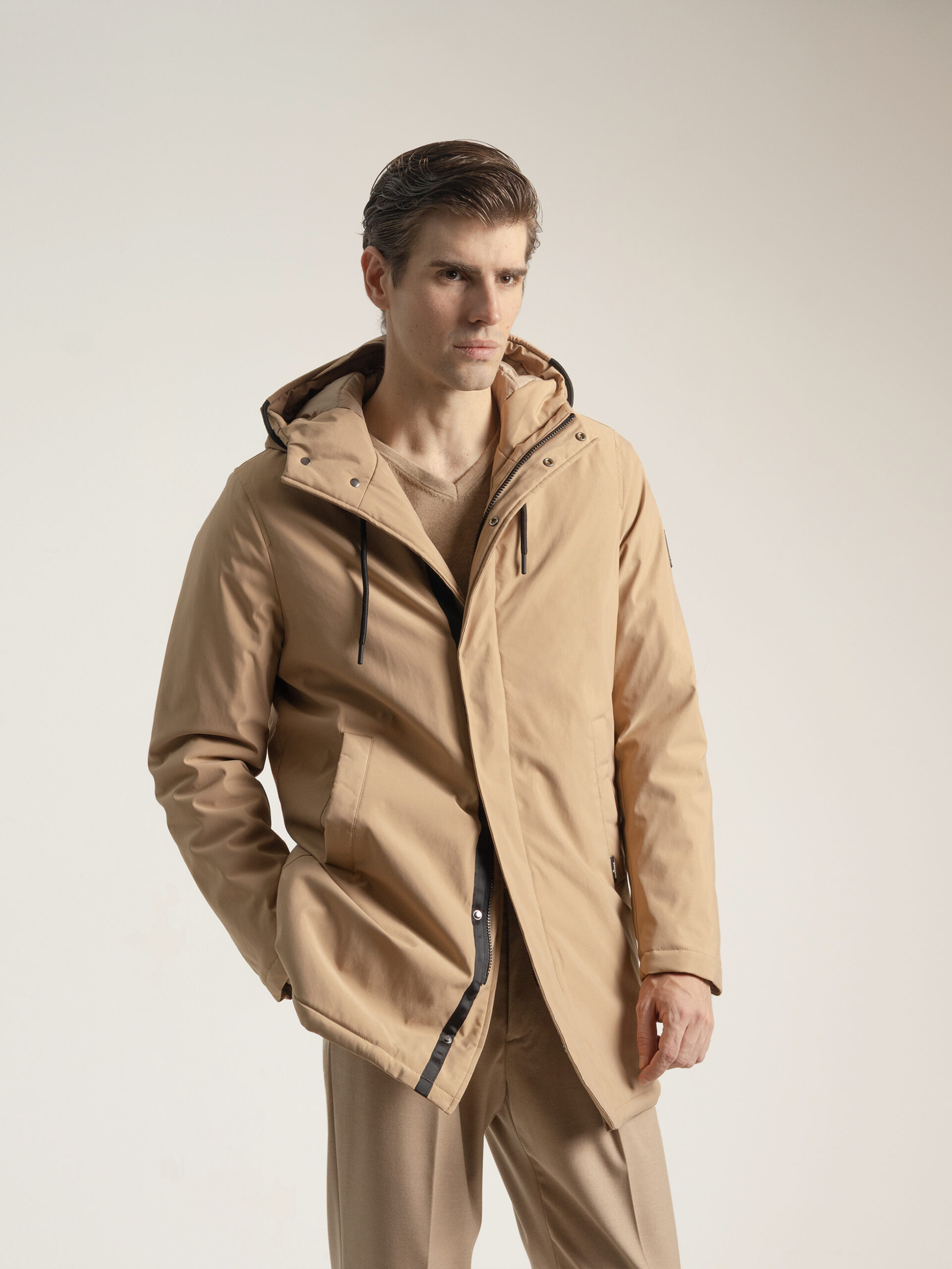 PuroEgo Abrigo Beige con Capucha Técnica — Hombre