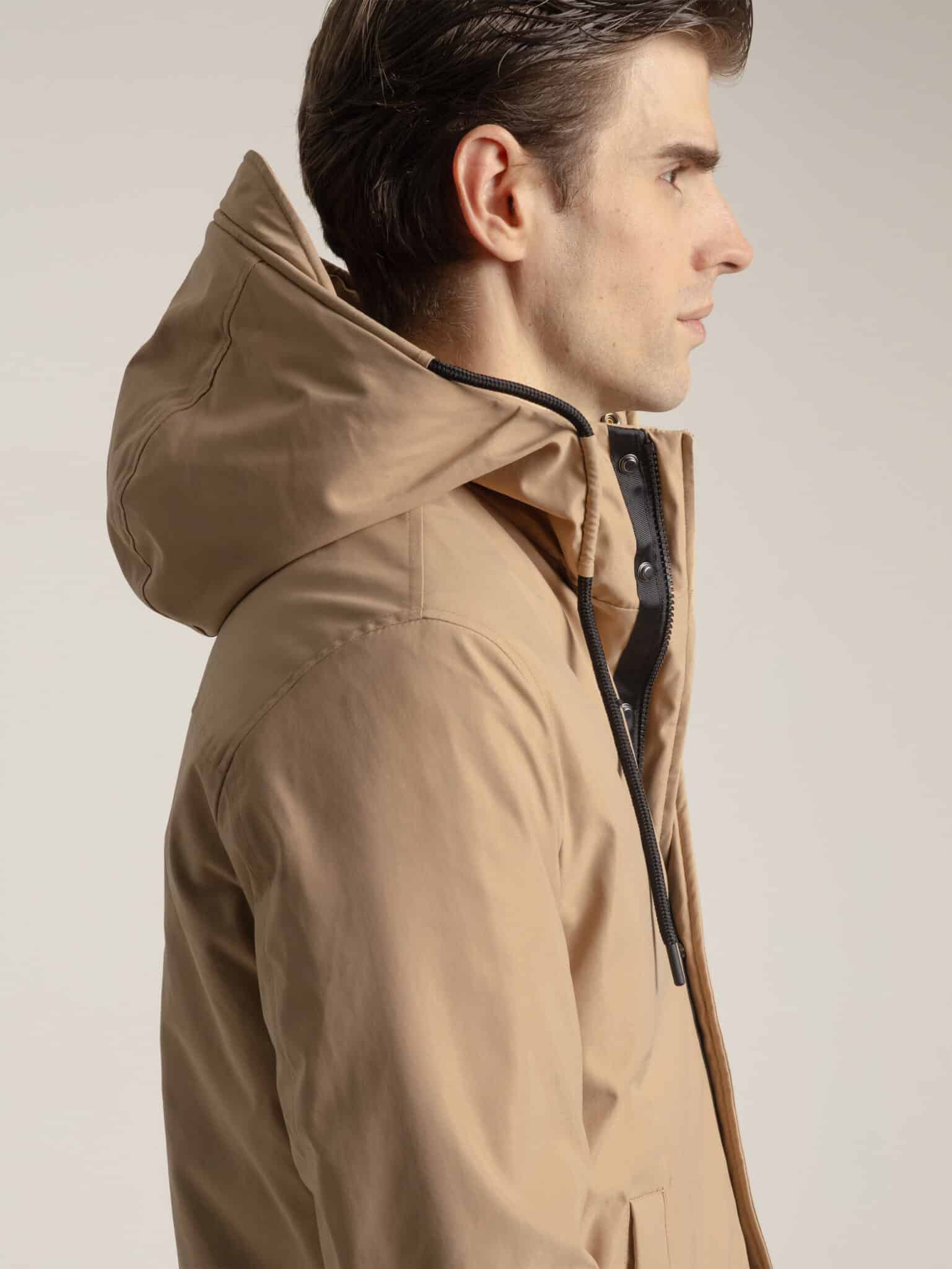 PuroEgo Abrigo Beige con Capucha Técnica — Hombre